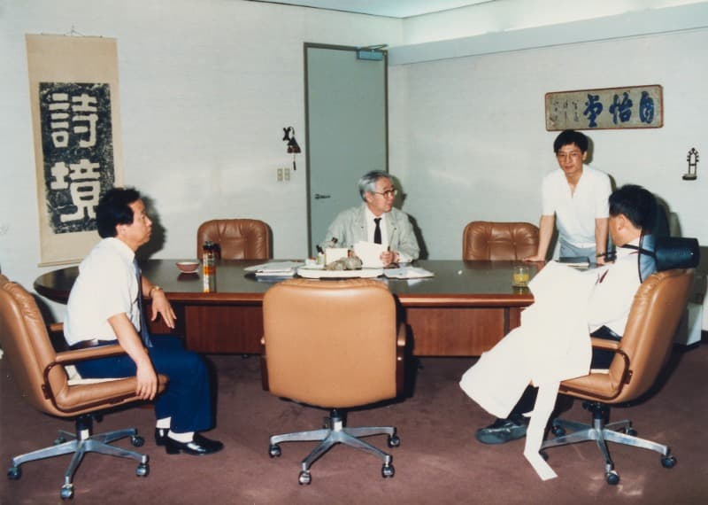 관장실에서 요셉 보이스전 퍼포먼스 회의(1991년)