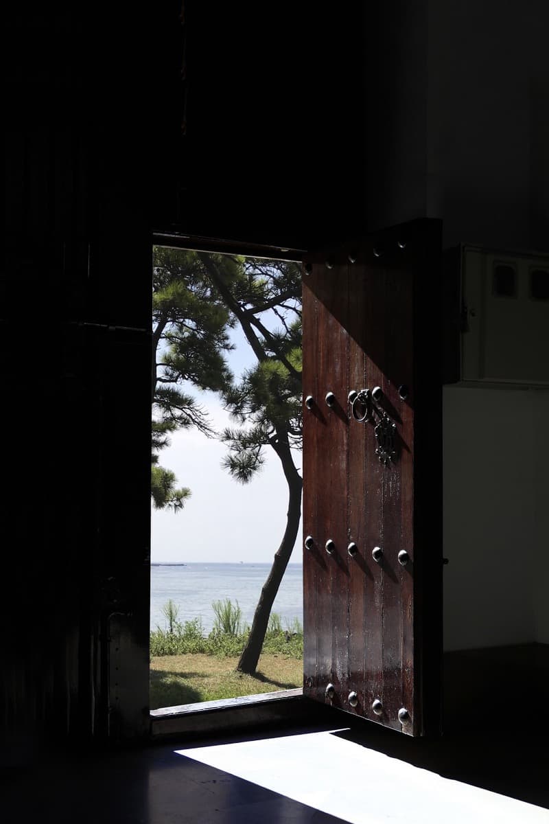 임창민 - into a time frame_gate in Spain · 피그먼트 프린트, LED 모니터 · 165X110cm-min · 2017