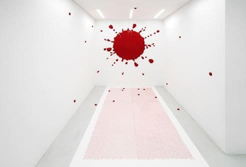 핏방울 · 합성수지에 우레탄 도색 · 가변설치 · 2019 · a drop of blood