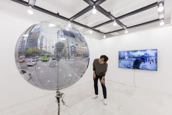 구체풍경 · plexiglas, arduino board, step motor, monitor, iphone, laser print, · 120x120x120cm · 2019 · Specific Landscape · plexiglas, arduino board, step motor, monitor, iphone, laser print,