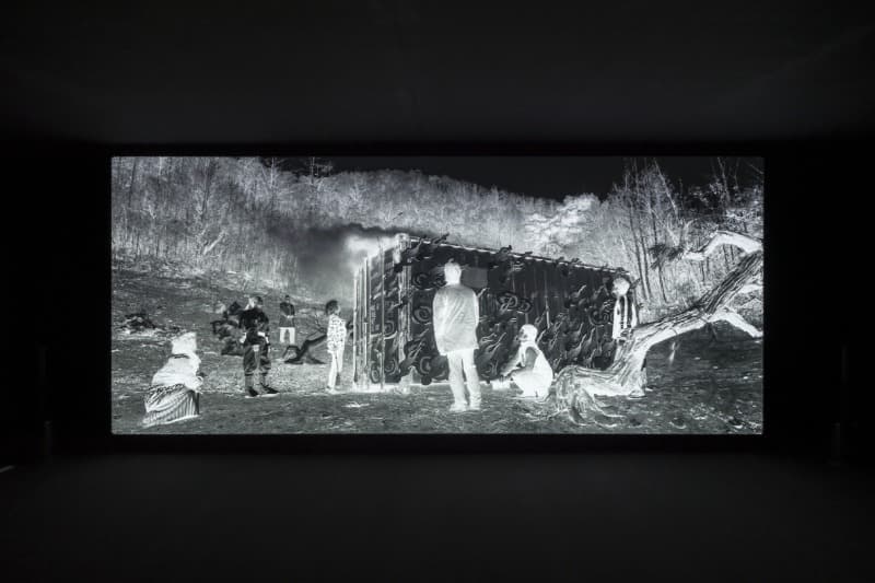 늦게 온 보살_국립현대미술관 설치 전경 · HD 영화, 흑백, 4채널 사운드 · 55분 · 2019 · Exhibition view