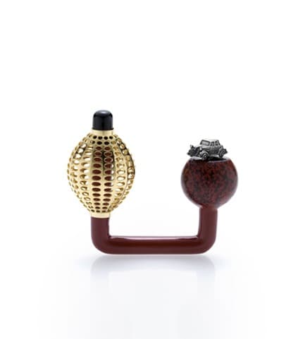 The weight of life · Silver, Ottchil, ABS, Gold Plating, Brooch · 77x65x25mm · 2019 · The weight of life · Silver, Ottchil, ABS, Gold Plating, Brooch