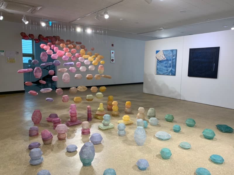 <반려예술인> 전시 전경 · Exhibition view