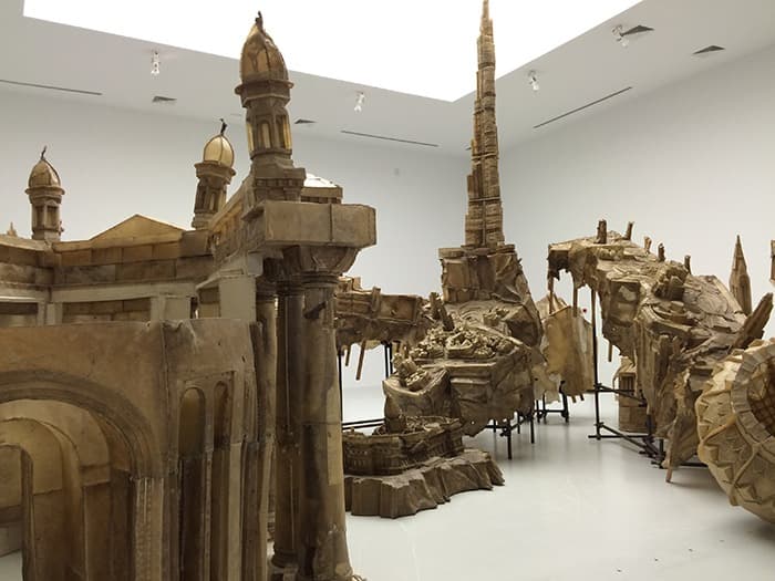 류웨이<커다란 개> · 소가죽, 나무, 철강 · 가변 크기 · 2010-2017 · Big Dog · Oxhide, wood, steel