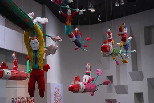 새를 타는 사람들 · 나무에 채색 · 1000x700x400cm · 2013~ · Bird riders