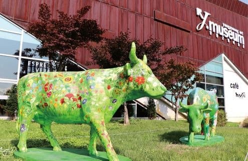 행복한 소 · 합성수지 · 170×250×170cm · 2019 · Happy cow