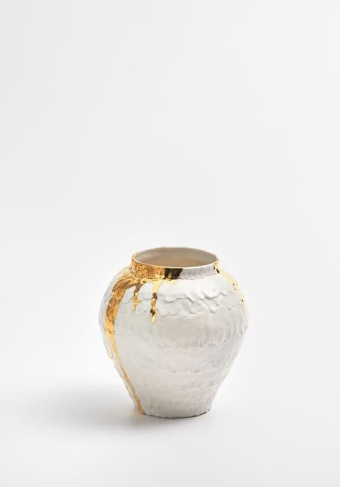 Life-size jar · 자기질점토 · 16×14×14cm · 2019 · Life-size jar