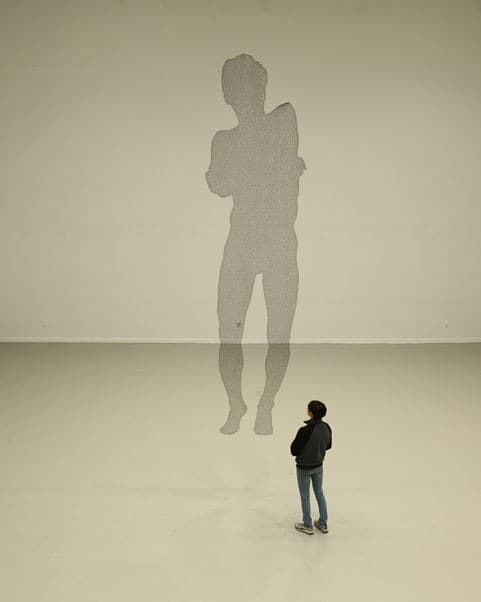 자화상 · 메쉬에 인두로 글씨쓰기 · 가변크기 · 2019 · Self-portrait