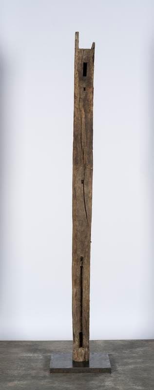 Eternal Now · Wooden beams from traditional Korean houses, metal staples, metal plinth · 221.5 x 14 cm · 2018 · Eternal Now · Wooden beams from traditional Korean houses, metal staples, metal plinth