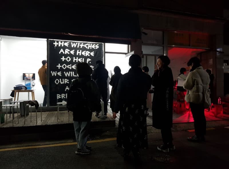<비트윈 더 라인스> 전시전경 · installation view