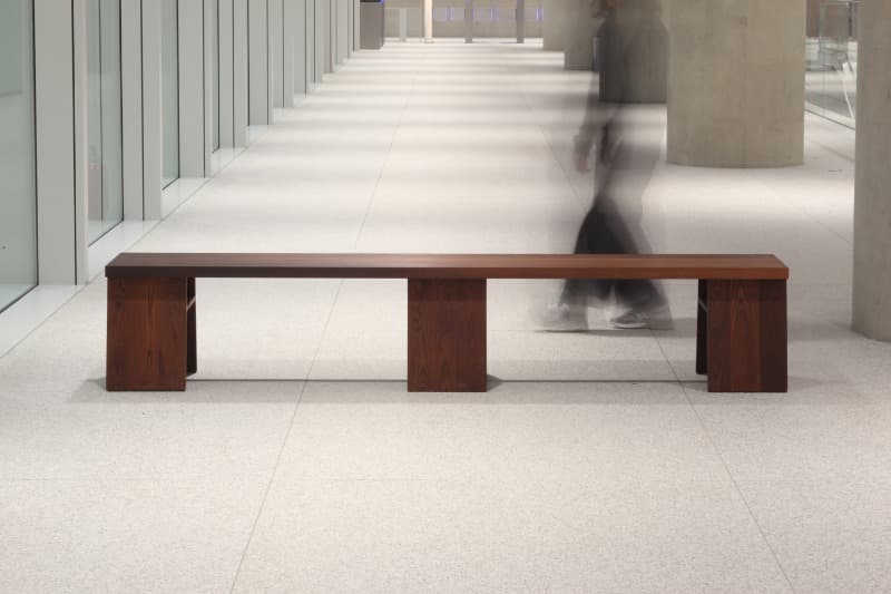 〈7 Degrees Bench〉 · Carbonized Ash · 240 x 38 x 44(H) cm · 2018, 이미지 출처_ 작가 · 7 Degrees Bench · Carbonized Ash