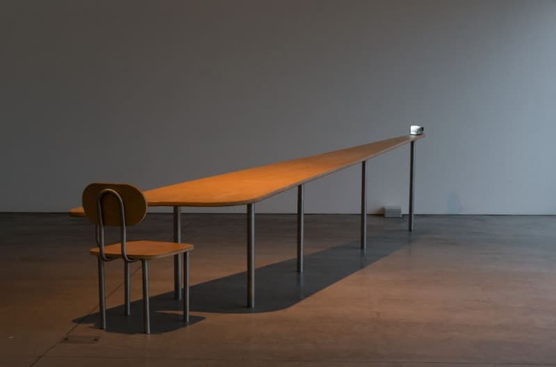 학습곡선(정지점) · 변형 5인치 흑백 모니터, 합판, 스테인리스 스틸, 플레이어 · 89 x 83 x 572 cm Edition 1 of 2+AP · 1993,Courtesy of Silvio Sansone and Lia Rumma gallery, Milan · Learning Curve(still point) · Modified 5-inch black-and-white monitor, plywood, stainless steel. laserdisc pla
