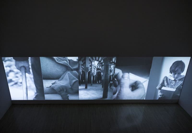 순환 호흡법 · 5채널 비디오/음향 설치 · 약 330 x 1220cm approx. 330 x 1220cm  AP, Edition of 2+AP · 1994,Courtesy of the Artist · Circular Breathing · Five-channel video/sound installation