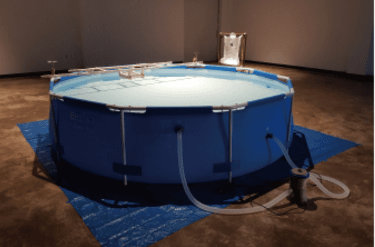 김등용_심심 터뜨리기 · 야외풀장 · 350x80xm · 2019 · Kim Deung-Young_Breaking Boring · Open-Air Pool