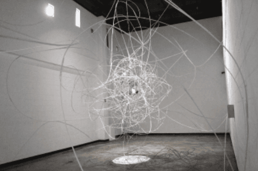이정동_Comma · 철사, 모래, 거울, 모터, 와이어 등 · 가변설치 · 2019 · Lee Jung-Dong_ · Steel wire, Sand, Mirror, Motor, Wire, etc