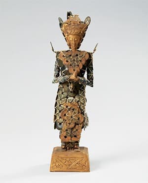 데위스리상 · 동전, 나무, 실 · 높이 37cm, 너비 11.5cm · 20세기 · DeWeiSriSang · Coins, Wood, Thread