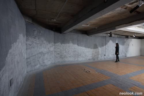 깨진유리창 너머 · 벽에 아크릴채색, 챠콜, 분필, 인삼 · 200×1460cm · 2016 · Beyond the broken window · Acrylic colors, chocolates, chalk, ginseng on the wall