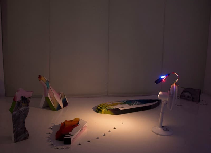 김윤호_악어인간의 탄생 · 아이소핑크에 스프레이, 셔틀콕, 아크릴물감 채색 · 가변설치 · 2019 · Kim Yoon-ho_The Birth of a Crocodile Man · Isofink with spray, shuttlecock, acrylic paint