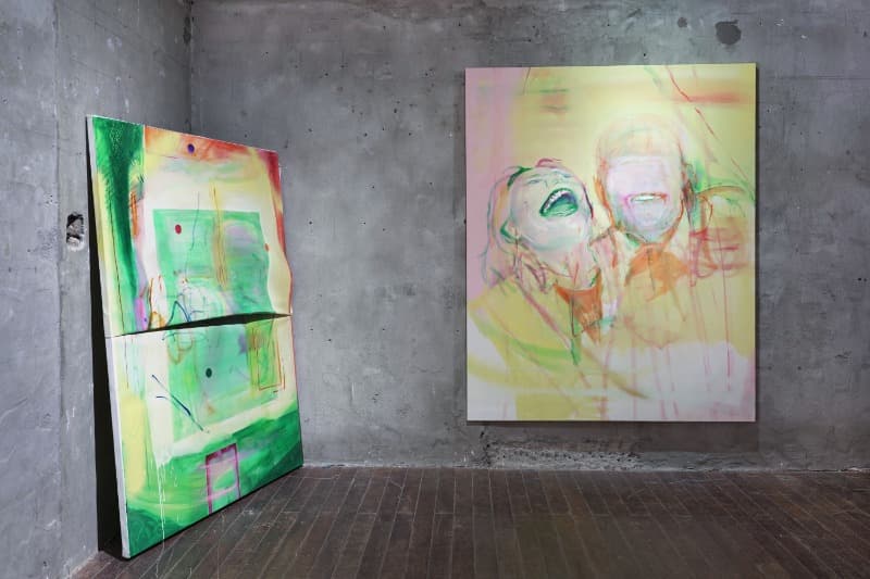 이지현, 투명한 얼룩, 2019, 면천 위에 유채, 스프레이 페인트, 오일 파스텔, 145.5x112cm (좌)