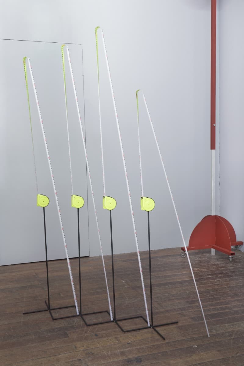 김태연, 뭐든 춤, 2019, 줄자, 철판, 철환봉, 페인트, 가변크기, Photo by 이민지 ⓒ아트 스페이스 풀