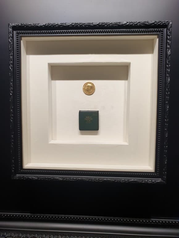 물리학상관 - 1988년 노벨물리학상 수상자 리언 레더만의 노벨 메달 · Physics Hall- 1988 Nobel Prize in Physics Winner Leon Ledermann's Nobel Medal