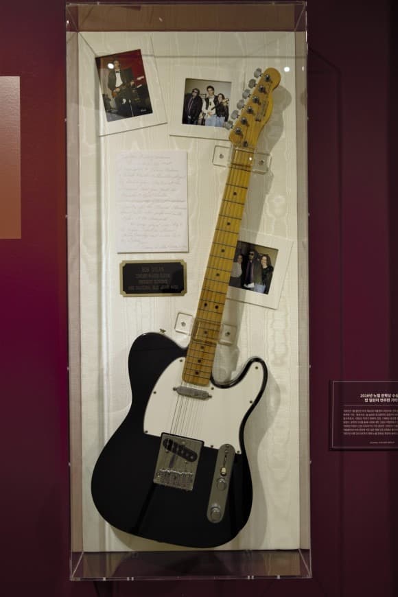 2016년 노벨 문학상 수상자인 밥딜런이 연주한 기타 · A Guitar Played By Bob Dylan, The 2016 Nobel Prize Winner In Literature