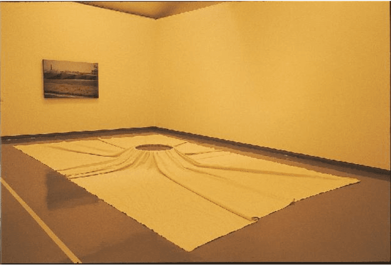 김구림/매개향 · 천, 물 · 100cmx500cmx30cm · 1971(2001재현) · A medial scent · Fabric, Water