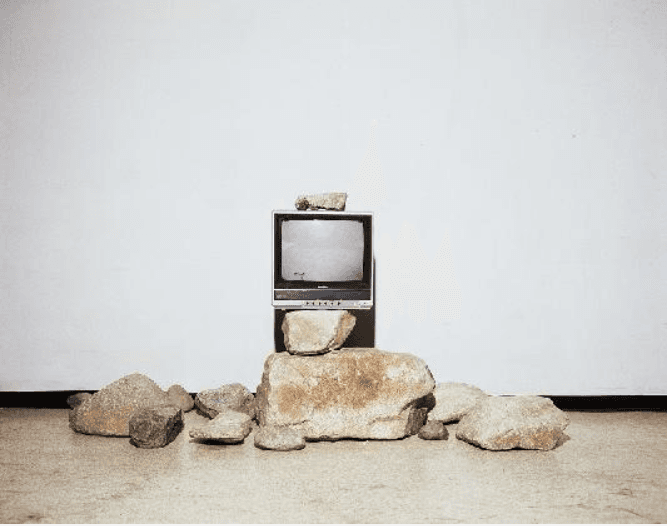 박현기/무제 · 돌(14개), 모니터(1대) · 120cmx260cmx260cm · 1979 · Untitled · 14 Stones, A monitor