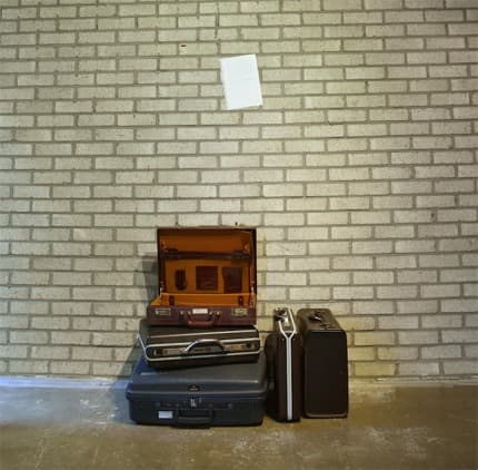 Craker x 김화언, 골동품캐기-아버지 가방에 · 혼합재료 · 가변설치 · 2020 · Cracker x Kim Hwa-eon, Antique-hunting-Father's bag · Mixed media