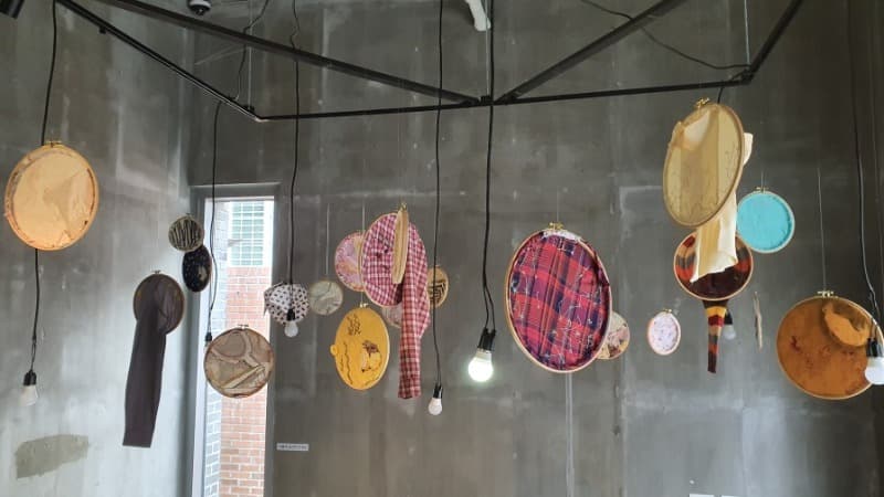 Craker x 김화언, 반짝 마른 기억: 황학동 · 혼합재료 · 가변크기 · 2020 · Cracker x Kim Hwa-eon, Sparkling Dry Memories: Hwanghak-dong · Mixed media