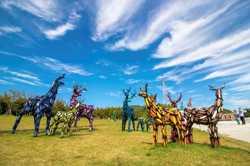 김우진, DEER · 스테인레스에 우레탄도장 · 7x7m · 2018 · Kim Woo-jin, Deer · Stainless and urethane painting