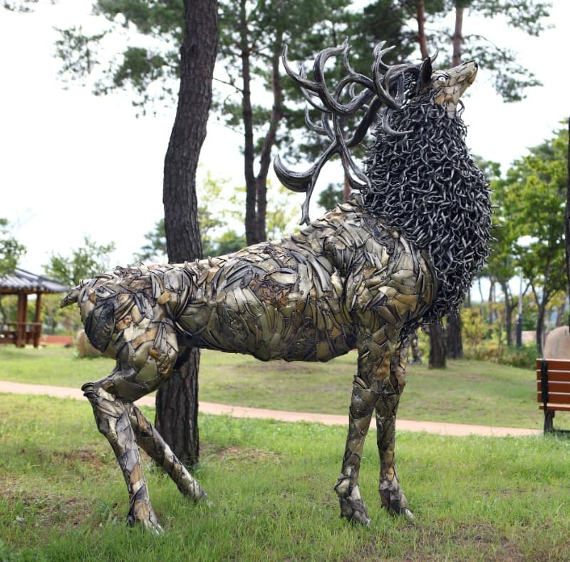 정의지, Regenesis-Red deer · 버려진양은냄비, 리벳, 철, 스테인리스 · 288×250×155cm · 2018 · Jung Eui-ji, Regenesis-Red deer · Abandoned nickel silver pots, rivets, iron, stainless steel.