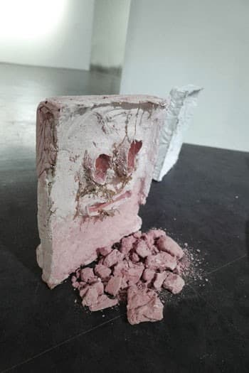 박진희,얼굴묘지 Face Cemetery · 석고, 안료, 미니 가습기 · 가변설치 · 2019 · Park Jin hee, Face Cemetery · Plaster, Paint, Mini humidifier