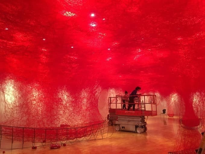 '불확실한 여정' 설치 모습. 2019. · 메탈 프레임, 붉은색 울 · 2019 · 2019 · Uncertain Journey · Metal frame, Red wool