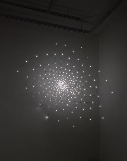 김주현, 뫼비우스의 띠 Möbius Strip · 동선, 자체제작 기판, LED, 3.3V 전압조절기 · 135×170×55cm (2kg) · 2016 · Kim Joo-hyun, Möbius Strip · copper wire, electric plate, LED, 3.3V SPMS