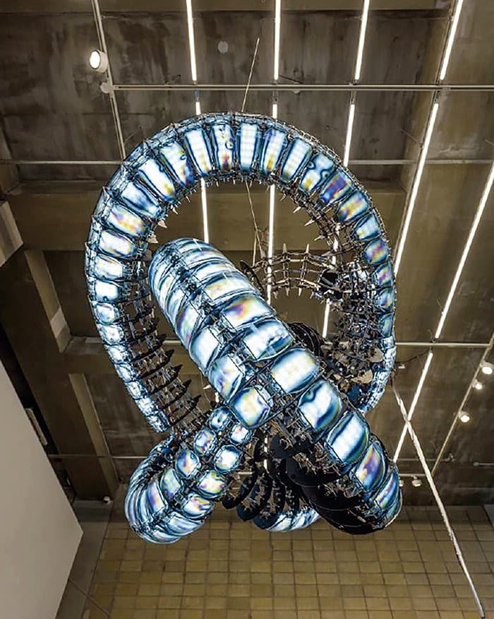 김윤철, 크로마 · 아크릴, 알루미늄, 고분자 폴리머, LED · 200x150x150cm (140kg) · 2019 · Kim Yun-chul, Chroma · Acrylic, aluminum, polymer, LED