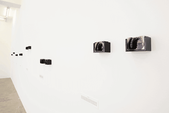 로렌스 아부함단, 분쟁표현 · 14피스 레이저컷 디오라마 · 각 7x10x6cm · 2019 · Lawrence Abu Hamdan, Disputed Utterance · 14 laser-cut diorama, c-prints mounted on cardboard with wooden cases, 7 texts printed on PVC plates