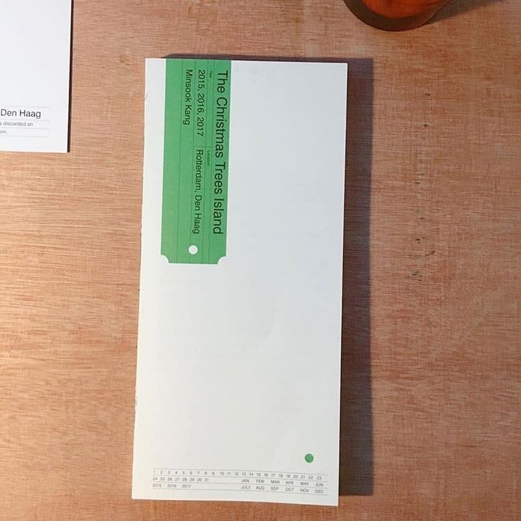 트리들은 금세 죽는다. 신년 인사, 몇 가지 문구가 수정된 엽서, 인상된 세금 고지서, 시무식과 함께. 오늘 본 세 개의 이야기 중 하나는 트리들이 죽었을 때(혹은 죽은 것과 마찬가지가 됐을 때) 가게 되는 어떤 섬에 관한 것이다. · Trees soon die. New Year's greetings, postcards with a few revised phrases, increased tax bills, and a tasting ceremon