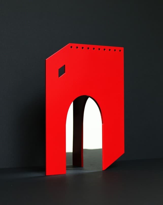 유리, a sheet of space · 스테인레스 스틸 도색 · 21x30x8cm · 2019 · Yooli, a sheet of space · Stainless Steel Paint