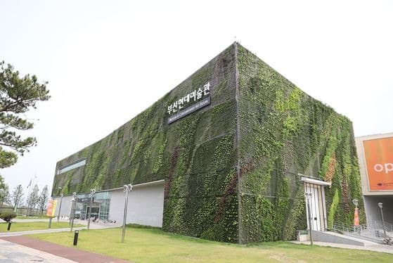 Vertical Garden · 2018 (이미지 출처 = 부산현대미술관) · Vertical Garden