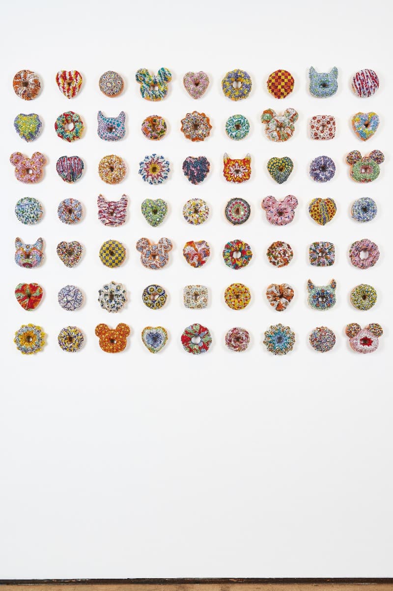 빛내는 것을 두려워하지 마라! · 세라믹, 언더글레이즈, 유약, 스와로브스키 크리스털 · 117x146x3.8(d)cm · 2013-20 · Donut Fear to Shine! · Ceramic, underglaze, glaze, Swarovski crystals
