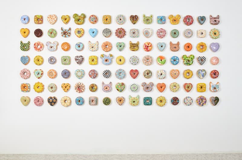 도넛 매드니스!! · 세라믹, 언더글레이즈, 유약, 스와로브스키 크리스털 · 가변크기 · 2012-20 · Donut Madness!! · Ceramic, underglaze, glaze, Swarovski crystals,
