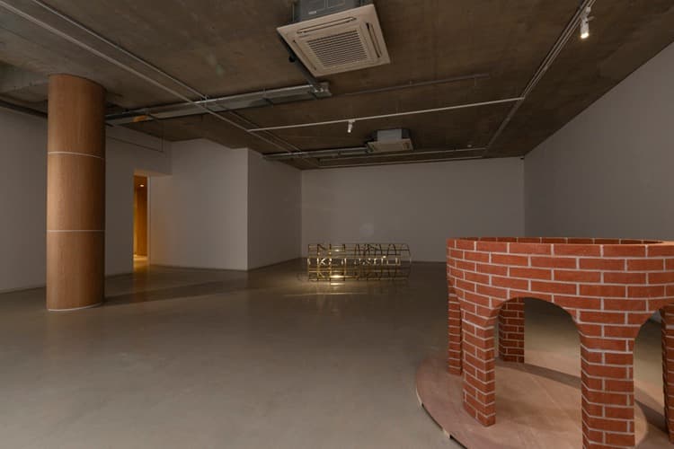 이종건  Three pillars and a wall · installation view at PIBI GALLERY  2020 ⓒ Jonggeon Lee / PIBI Gallery · Three pillars and a wall