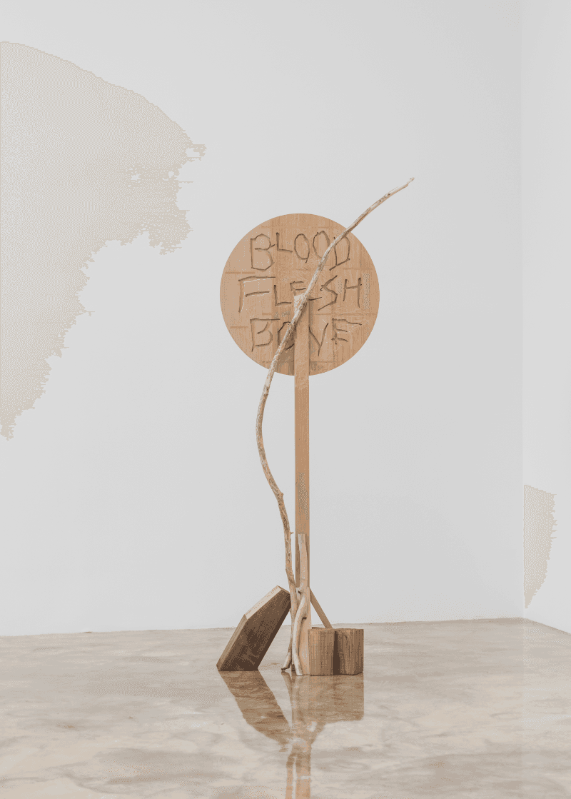 Blood, Flesh, Bone · wood · 68 x 52 x 236 cm · 2019 [출처] 바라캇 컨템포러리 홈페이지 · Blood, Flesh, Bone · wood