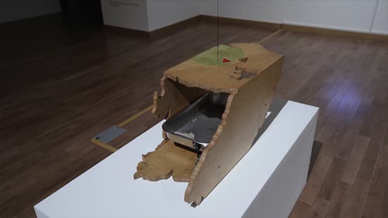 안수진 - 라데팡스 · 나무, 모터, 전동장치 · 85x32x32cm · 2009 · Soojin Ahn - La Défense · Wood, Motor, Mechanical Devise
