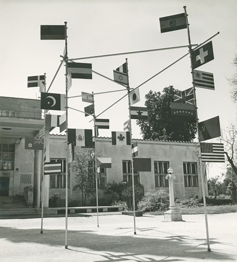 The 6th International Exhibition of Graphic Arts, Moderna galerija Ljubljana · Flags of the participating countries in front of the museum, Photo courtesy of Moderna galerija Ljubljana Photo Archive · 1965 [출처] 국립아시아문화의 전당 홈페이지 · The 6th International Exhi