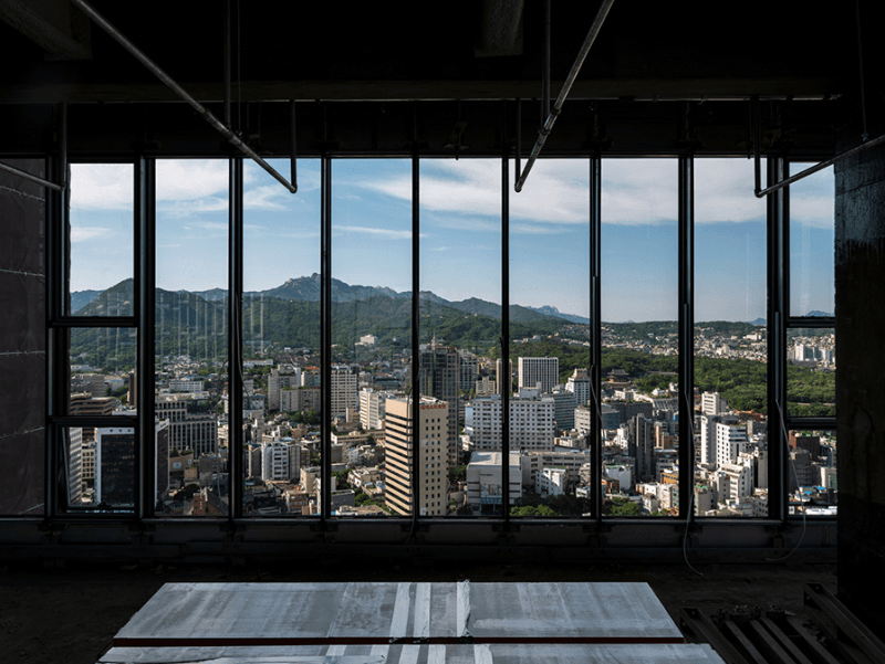 Curtain wall 03 Outside · Pigment Print · 75x100cm · 2020, [출처] 플레이스막 홈페이지 · Curtain wall 03 Outside · Pigment Print