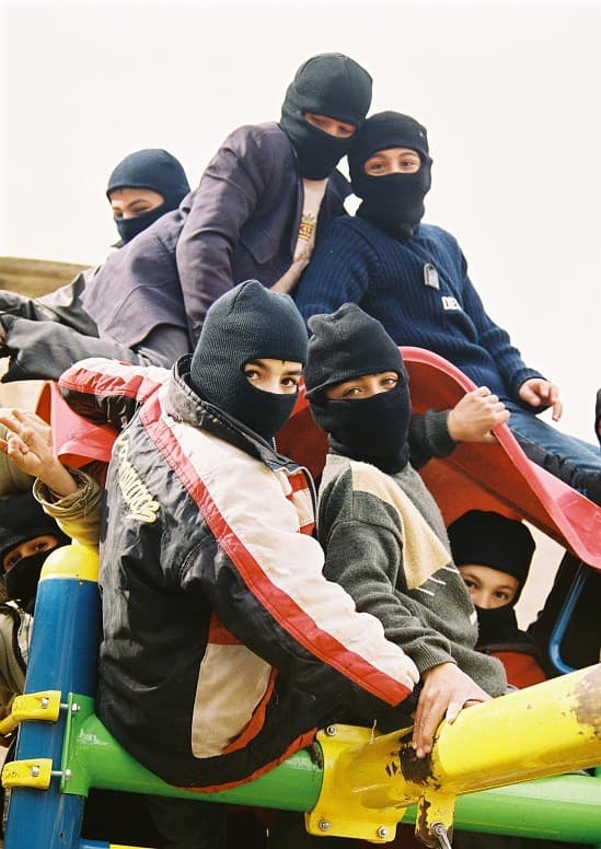 에르칸 오즈겐, 어른의 놀이 · 단채널 비디오, 컬러, 사운드 · 3분 56초 · 2004