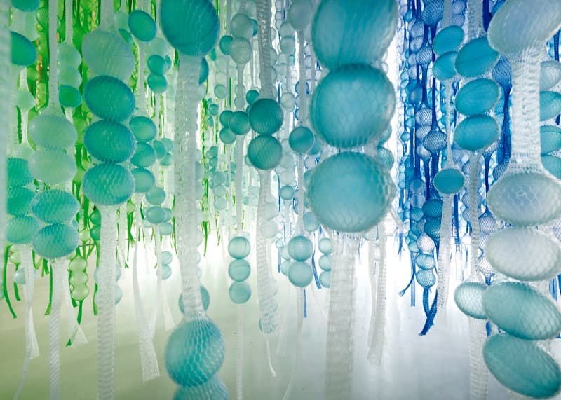 강을 건너는 방법 · 철제망, PE망, 플라스틱공, 스틸고리 · 400x400x500cm · 2020