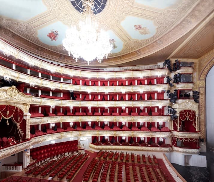 칸디다 회퍼, <Bolshoi Teatr Moskwa III 2017> · C-print · 180 x 199.6 cm · Courtesy of the artist and Kukje Gallery © Candida Höfer/VG Bild-Kunst, Bonn · <Bolshoi Teatr Moskwa III 2017> · C-print